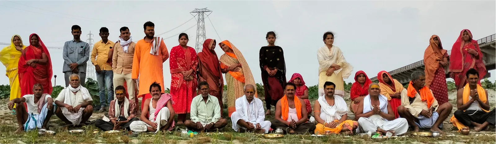 माता-पिता और ग्रामवासी एकत्रित होकर धर्म शिक्षा में भाग लेते हुए