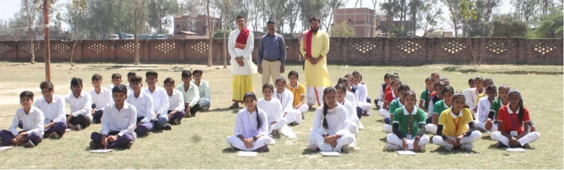 आसपास के स्कूल के विद्यार्थी धर्म शिक्षा कार्यक्रम में बैठे